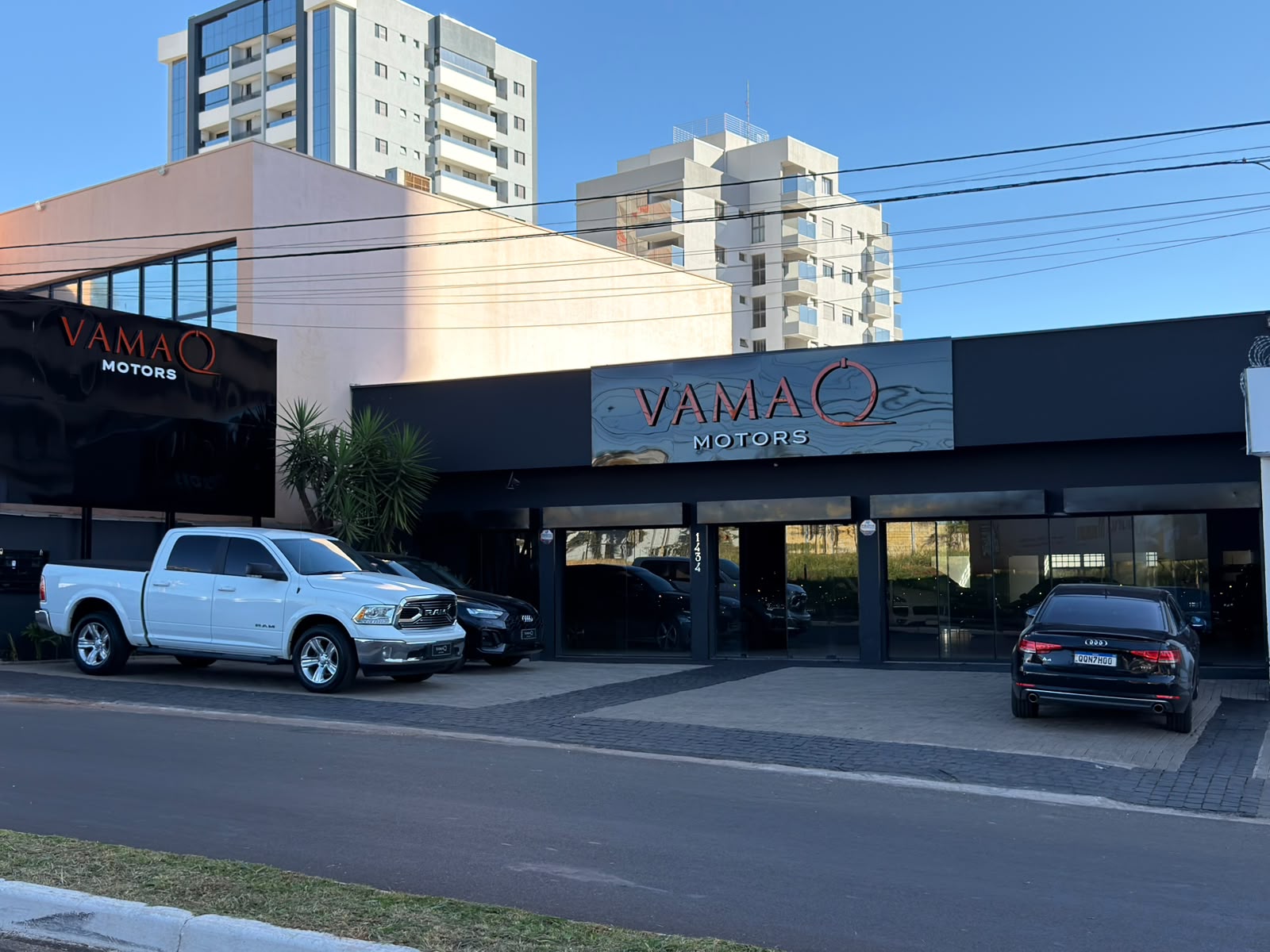 Fachada da loja Vamaq Motors na Av. Francisco Galassi, em Uberlândia
