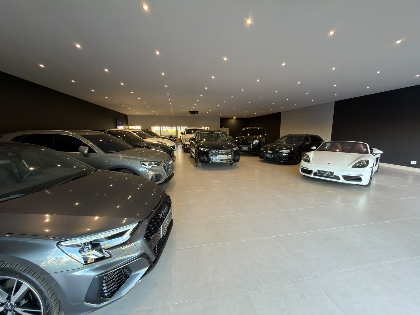 Showroom interno da Vamaq Motors com veículos premium em exposição