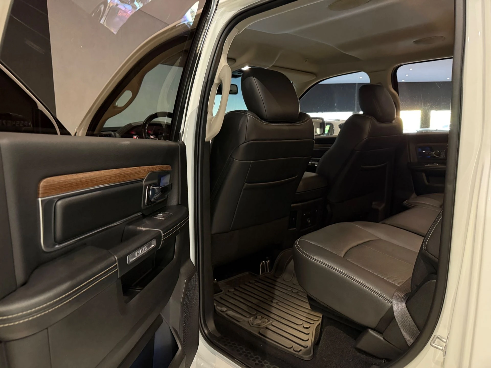 RAM CLASSIC 5.7 V8 LARAMIE — foto 10