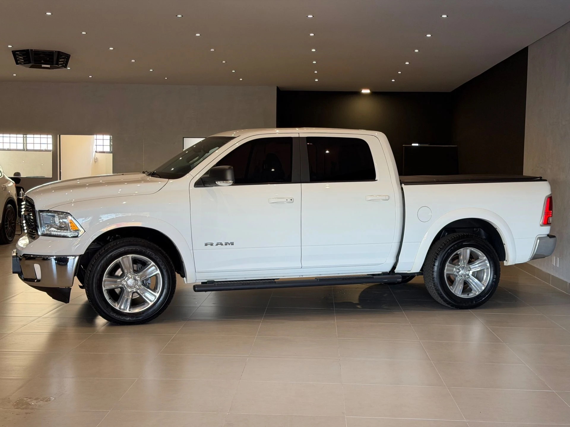 RAM CLASSIC 5.7 V8 LARAMIE — foto 8